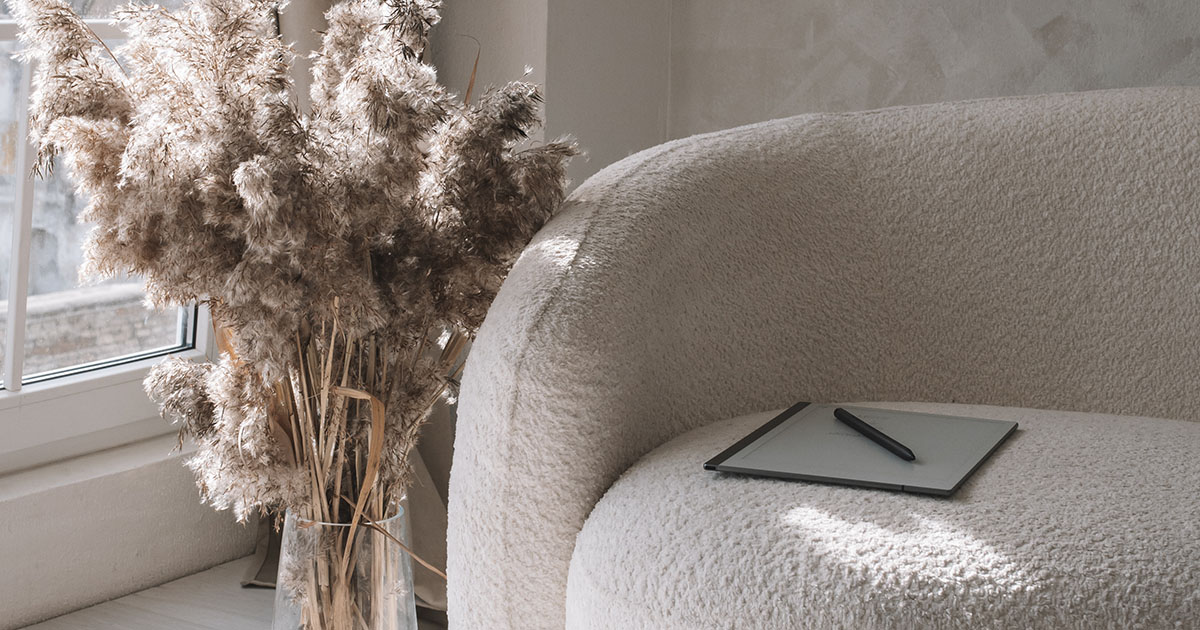 Beež diivan märkmikuga